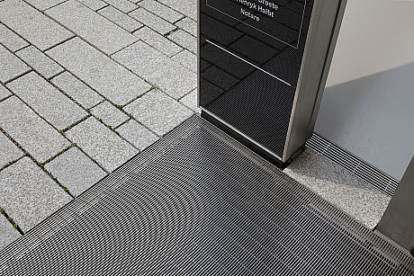 KÖ-Bogen, Düsseldorf; Homogeneous grids + doormats