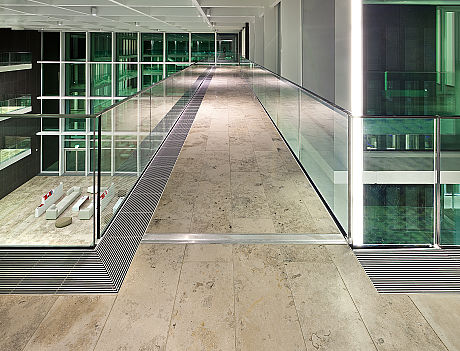 LzO savings bank, Oldenburg; homogeneous grating design + floor units